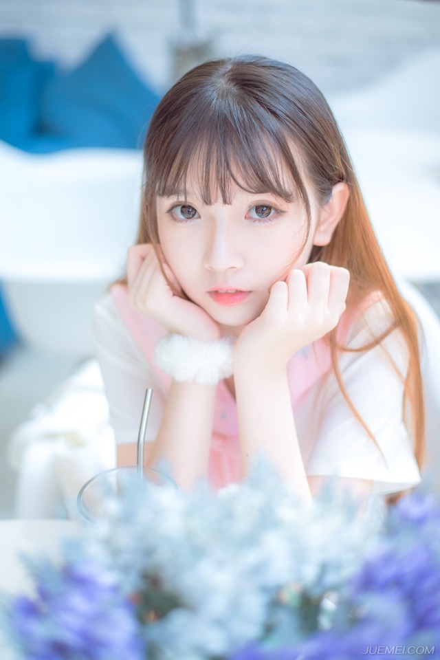 “诡计？”吕蒙翻了翻白眼，指了指周围道：“能有什么诡计？还是他们的人都在水底下埋伏着？这艘船吃水不深，里面就算有人，都不会超过十个，快去把船拖过来。”